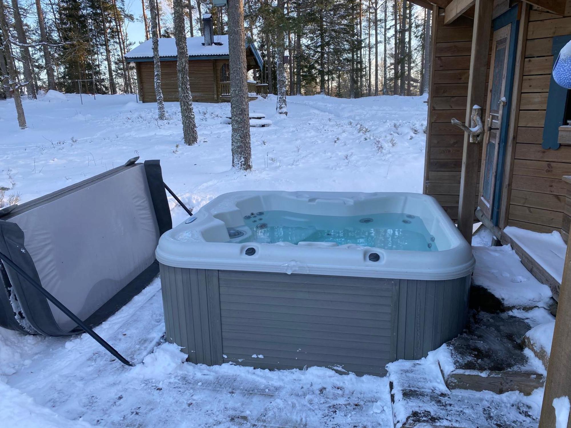 Timrad Stuga I Kanten Av Skogen Med Spa Moejlighet Mullsjö Εξωτερικό φωτογραφία