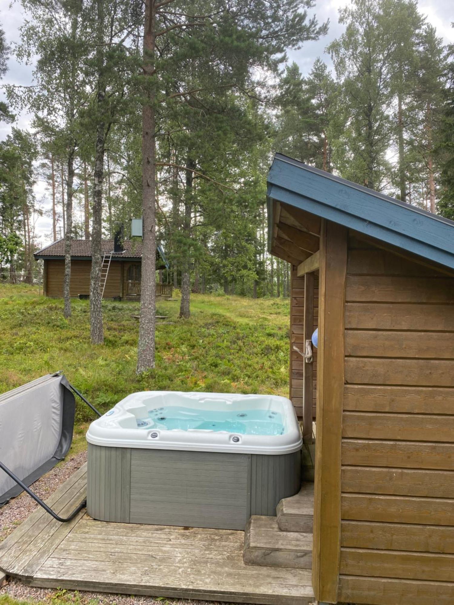 Timrad Stuga I Kanten Av Skogen Med Spa Moejlighet Mullsjö Εξωτερικό φωτογραφία